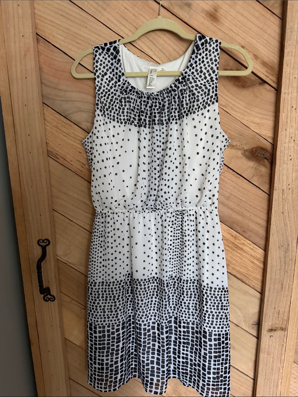 Sleeveless Black & White Dot Pattern Dress